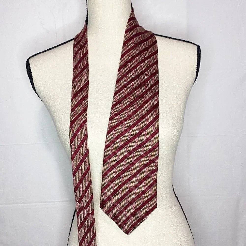 THE METROPOLITAN MUSEUM OF ART DEEP RED TIE 100% SILK GEOMETRIC 57”/4